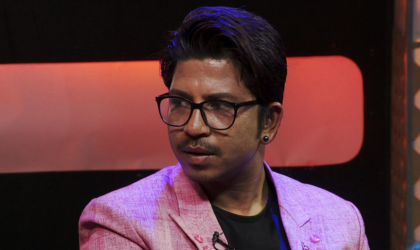 गायक प्रकाश सपुतमाथि रोमानिया कन्सर्टमा बोतल प्रहार